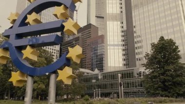 Frankfurt 'un ufuk çizgisini ön planda büyük bir Euro tabelasıyla yukarı kaldır. Ağustos 2023 'te çekildi.