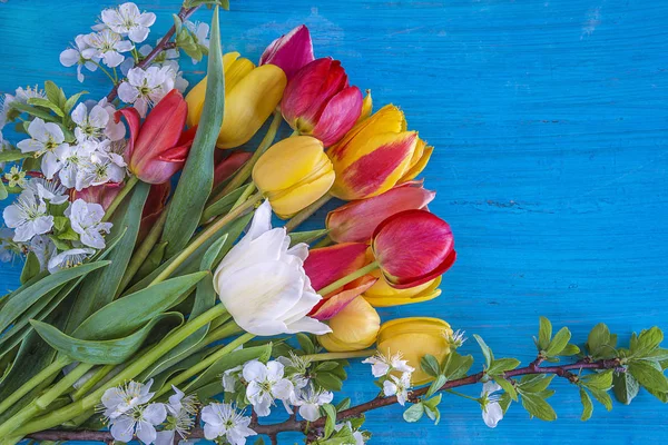 Güzel bahar çiçek buketi: mavi sarı ve kırmızı laleler 