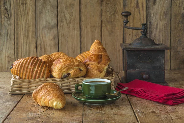 Geleneksel Fransız Kahvaltı Vintage Fincan Sıcak Kahve Sepet Kamışı — Stok fotoğraf