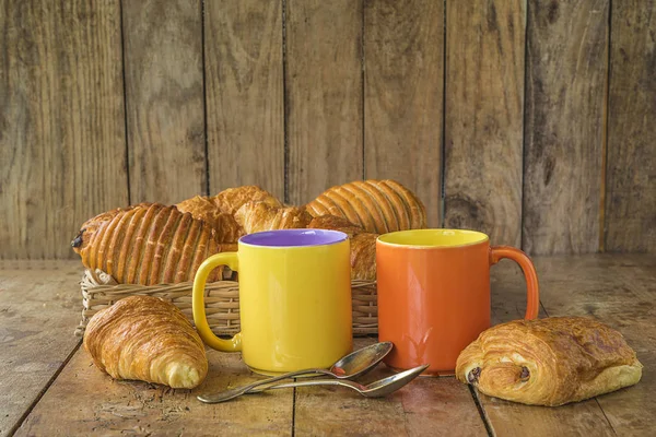 Sıcak Kahve Kruvasan Ile Geleneksel Fransız Kahvaltı — Stok fotoğraf
