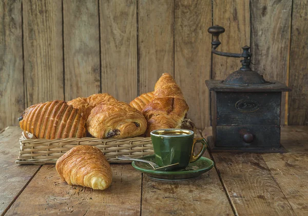 Tradiční Francouzská Snídaně Horkou Kávou Croissanty Wic — Stock fotografie