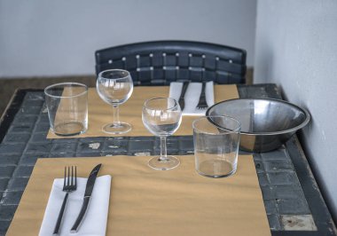 İki yerde restoranda ayarlama