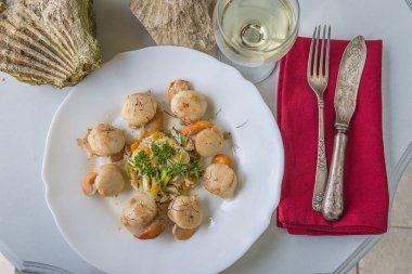 Pecten maximus beyaz tabakta beyaz şarap pişmiş, vintage çatal