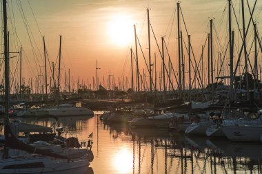 Gün batımında yatlar ile güzel deniz manzarası 