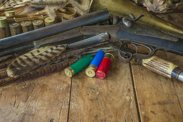 Belle chasse nature morte avec fusil vintage, couteau de chasse — Photo