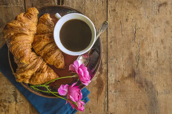 Francouzská snídaně s horkými croissanty a šálkem černé kávy — Stock fotografie