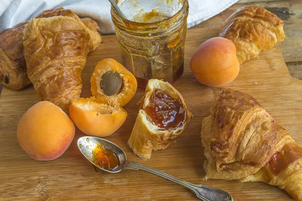 Meruňkové marmelády a croissanty — Stock fotografie