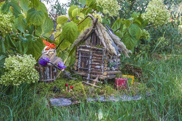 Baba Yaga en haar huis in de groene tuin — Stockfoto