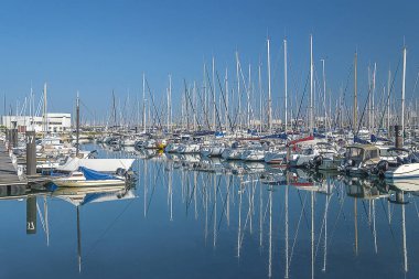 Beyaz yatları olan güzel bir deniz manzarası