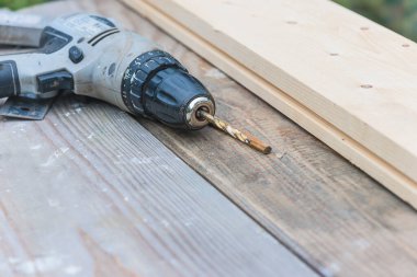 Tahtalarda eski bir matkap.