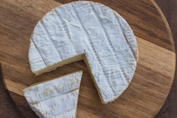 木製のまな板に伝統的なフランスのカマンベールチーズ — ストック写真