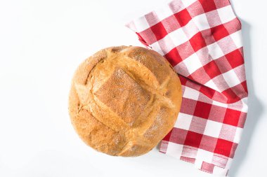 El yapımı ekmek kırmızı beyaz peçete ve beyaz arka plan