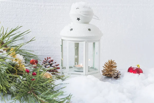 居心地の良いクリスマスの休日の挨拶カード ロウソクを灯す白い提灯 — ストック写真