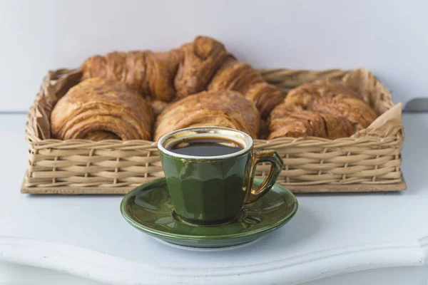 Tradiční Francouzská Snídaně Vintage Zelený Šálek Kávy — Stock fotografie