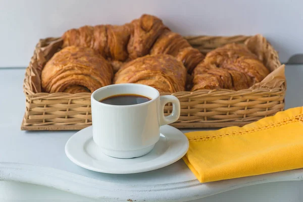 Tazza Bianca Caffè Tovagliolo Lino Giallo Cesto Vimini Con — Foto Stock