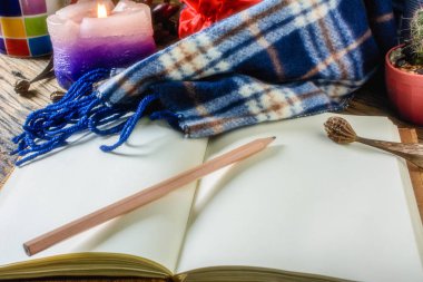 Kalem, defter, eşarp ve mumlar. Soğuk kış ve olay hakkında not almak için zaman oldu.