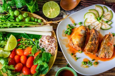 Domates sos, sebze ve otlar masaya bir tabak içinde uskumru. Yum uskumru, Tayland mutfağı stili.