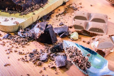 Rendelenmiş çikolata sopa, parçalar halinde kesilmiş, parçalanmış, kakao tozu geçerli.