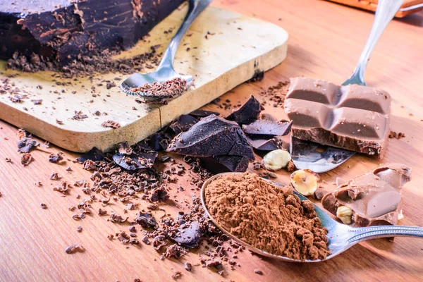 Rendelenmiş çikolata sopa, parçalar halinde kesilmiş, parçalanmış, kakao tozu geçerli.