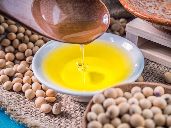 Soya yağı Kupası ve soya tohumları.