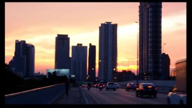 Bangkok, Th - 17 Mayıs: Akşam güneşi Taksin Köprüsü'nde trafikte en önemli yol phanueng Bangkok, Th olduğunu