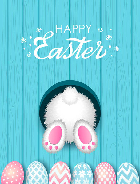 Красочная пасхальная открытка. Пасхальный кролик в норе с хвостом и раскрашенные яйца с орнаментом на деревянном фоне с ручной ретро надписью, надписью. вектор
