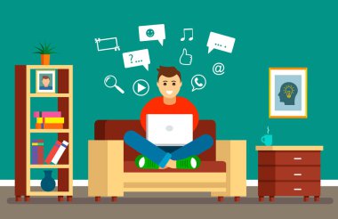 Genç adam internette dizüstü bilgisayarla kanepede oturuyor ve sosyal ağlarda bilgi arıyor. Modern insan konsepti, uzaktan çalışma, online serbest çalışan biri.