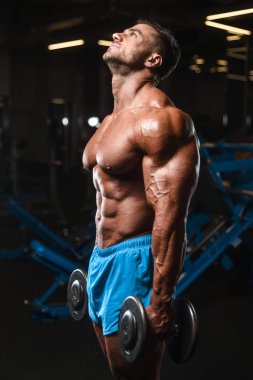 Yakışıklı genç uygun kas beyaz adam kilo kas, pozlar, pompalama spor modeli görünüm egzersiz eğitim su fitness ve vücut geliştirme spor beslenme kavramı içecekler