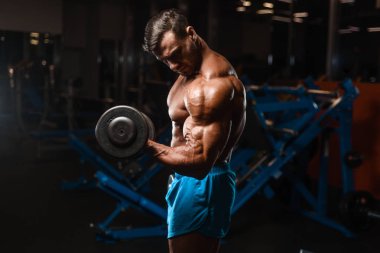 Yakışıklı genç uygun kas beyaz adam kilo kas, pozlar, pompalama spor modeli görünüm egzersiz eğitim su fitness ve vücut geliştirme spor beslenme kavramı içecekler