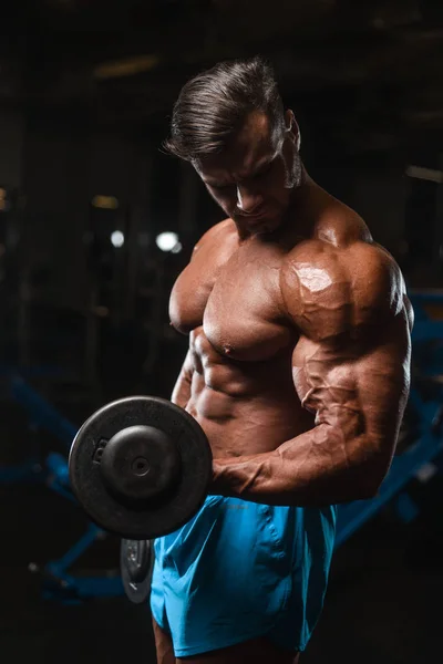Gut Aussehender Junger Muskulöser Kaukasier Von Modelliertem Aussehen Beim Training — Stockfoto