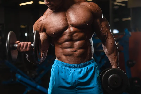 英俊的年轻适合肌肉的白种人的模型外观锻炼训练在健身房获得重量抽肌肉 饮料水健身和健美运动营养概念 — 图库照片