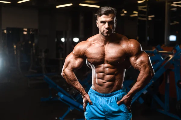 Guapo Joven Ajuste Muscular Caucásico Hombre Apariencia Modelo Entrenamiento Gimnasio — Foto de Stock