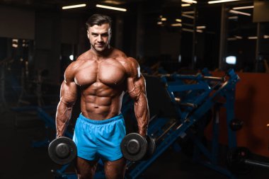 Yakışıklı genç uygun kas beyaz adam kilo kas, pozlar, pompalama spor modeli görünüm egzersiz eğitim su fitness ve vücut geliştirme spor beslenme kavramı içecekler