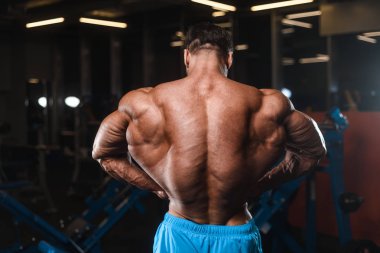 Yakışıklı genç uygun kas beyaz adam kilo kas, pozlar, pompalama spor modeli görünüm egzersiz eğitim su fitness ve vücut geliştirme spor beslenme kavramı içecekler