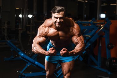 Yakışıklı genç uygun kas beyaz adam kilo kas, pozlar, pompalama spor modeli görünüm egzersiz eğitim su fitness ve vücut geliştirme spor beslenme kavramı içecekler