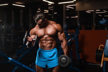 Yakışıklı genç uygun kas beyaz adam kilo kas, pozlar, pompalama spor modeli görünüm egzersiz eğitim su fitness ve vücut geliştirme spor beslenme kavramı içecekler