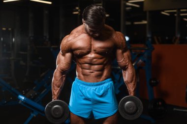 Yakışıklı genç uygun kas beyaz adam kilo kas, pozlar, pompalama spor modeli görünüm egzersiz eğitim su fitness ve vücut geliştirme spor beslenme kavramı içecekler