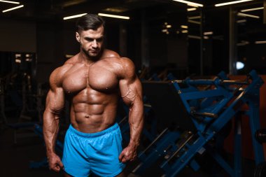 Yakışıklı genç uygun kas beyaz adam kilo kas, pozlar, pompalama spor modeli görünüm egzersiz eğitim su fitness ve vücut geliştirme spor beslenme kavramı içecekler