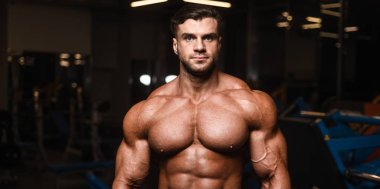 Yakışıklı genç uygun kas beyaz adam kilo kas, pozlar, pompalama spor modeli görünüm egzersiz eğitim su fitness ve vücut geliştirme spor beslenme kavramı içecekler