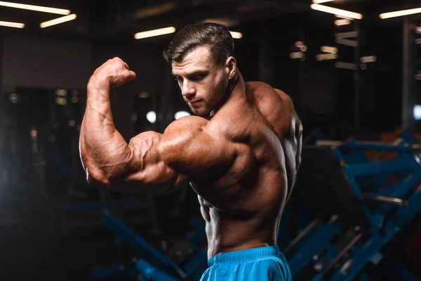 Guapo Joven Ajuste Muscular Caucásico Hombre Apariencia Modelo Entrenamiento Gimnasio — Foto de Stock