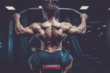 Acımasız beyaz güçlü kas yakışıklı genç model görünüm egzersiz eğitim sırt kasları Latı spor salonu fitness vücut geliştirme ve spor beslenme kadar pompalama