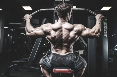 Acımasız beyaz güçlü kas yakışıklı genç model görünüm egzersiz eğitim sırt kasları Latı spor salonu fitness vücut geliştirme ve spor beslenme kadar pompalama
