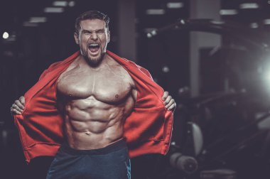Yakışıklı genç kilo kas ve pozlar fitness ve vücut geliştirme spor beslenme kavramı pompalama jimnastik salonu kas beyaz adam modeli görünüm egzersiz eğitim yerleştirmek