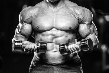 Kas beyaz yakışıklı genç model görünüm egzersiz eğitim silah içinde jimnastik salonu kas pazı ve tricep dumbbells fitness vücut geliştirme ve spor beslenme konsepti ile pompalama kilo
