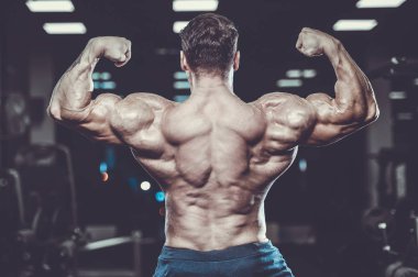 Acımasız beyaz güçlü kas yakışıklı genç model görünüm egzersiz eğitim sırt kasları Latı spor salonu fitness vücut geliştirme ve spor beslenme kadar pompalama