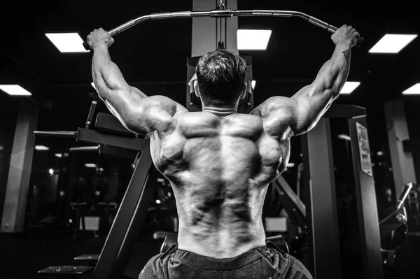 Acımasız beyaz güçlü kas yakışıklı genç model görünüm egzersiz eğitim sırt kasları Latı spor salonu fitness vücut geliştirme ve spor beslenme kadar pompalama