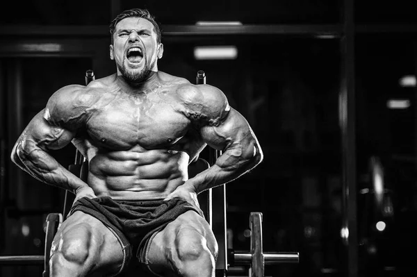 Yakışıklı genç kilo kas ve pozlar fitness ve vücut geliştirme spor beslenme kavramı pompalama jimnastik salonu kas beyaz adam modeli görünüm egzersiz eğitim yerleştirmek