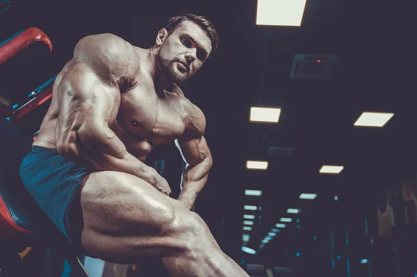 Bonito Homem Muscular Caucasiano Treino Aparência Modelo Pernas Treinamento Ginásio — Fotografia de Stock