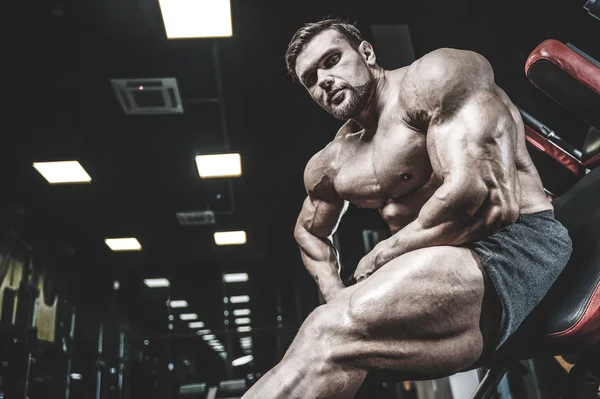 Guapo Caucásico Músculo Hombre Modelo Apariencia Entrenamiento Gimnasio Entrenamiento Piernas —  Fotos de Stock