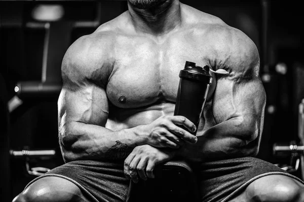 Vahşi seksi vücut geliştirme sporcusu kaslarını çalıştıran vücut geliştirme konsepti geliştiren sporcu. Spor salonunda çıplak vücut geliştirme egzersizleri yapan kaslı yakışıklı erkekler.